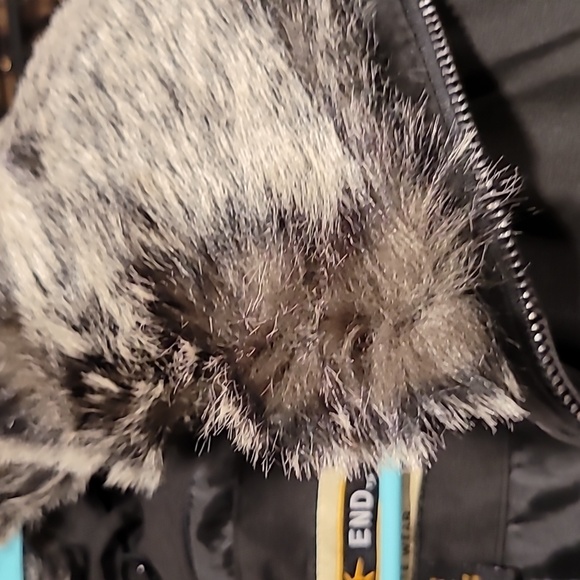 Insulated coat w detachable faux fur - Picture 3 of 4